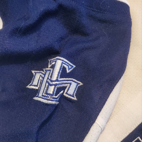 Toronto Maple Leaf Hockey Shirt, Kid's size 6x - Picture 6 of 6